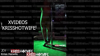 Kriss Hotwife completamente nuda in mostra al night club