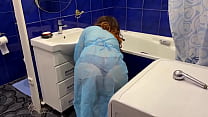 La matrigna stava lavando il bagno e inaspettatamente ha preso un cazzo nel culo dal figliastro