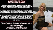 Сексуальная Синди Роуз фистингует свою испорченную киску и анус на кровати и анальный пролапс