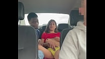 Câmera escondida grava um jovem casal transando em um táxi