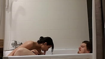 Sexy demi- baisent dans la salle de bain