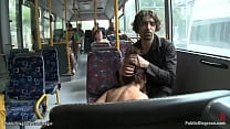 Сексуальную крошку трахнули в автобусе и парке