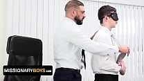 Missionary Boys - Muskulöser Priester lehrt unschuldigen Jungen Vertrauen, indem er seinen riesigen Schwanz in seinen Arsch steckt