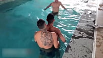 Erick Diaz e Bruno Hot hanno incontrato un vicino in piscina e hanno finito per fare un PD