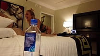Dumme Wasserflasche! Madelyn Monroe fickt Fremden in Vegas