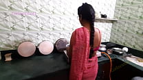 Indian Bhabi fodido na cozinha por Devar - Bhabi em Red Saree