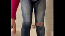 Chica que se atrevió a sostener la vejiga tiene un accidente en sus jeans ajustados