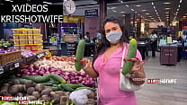Kriss Hotwife viene controllata con lussureggiante nella sua figa scegliendo un grosso cetriolo spesso per preparare un'insalata di cuculo speciale