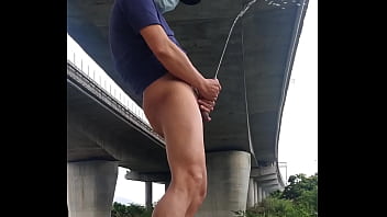 Unter der Hochgeschwindigkeitsbrücke am Fluss spielt der wilde nackte Shibuki-Körper mit dem Schwanz