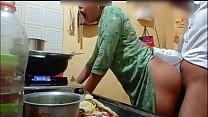 Индийскую сексуальную жену трахнули во время готовки
