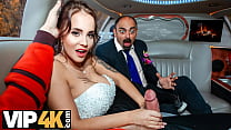VIP4K. Zufälliger Passant punktet luxuriöse Braut in der Hochzeitslimousine