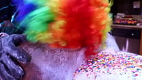 Victoria Cakes obtient son gros cul transformé en gâteau par Gibby The Clown
