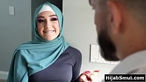 Giovane ragazza musulmana allenata dal suo allenatore di calcio