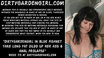 Dirtygardengirl in blauem Fischnetz nimmt langen, fetten Dildo in ihren Arsch und analen Prolaps