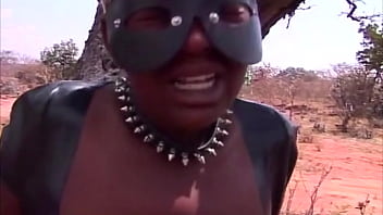 Puta negra en viaje glamping africano al aire libre interracial follada