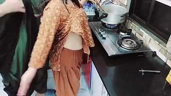 パキスタンのXXX家の妻、明確なヒンディー語のオーディオでキッチンで犯された両方の穴