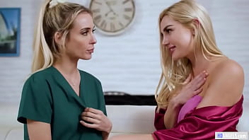 Un'infermiera stanca e la sua bella coinquilina fanno sesso lesbo selvaggio - Aiden Ashley e Kenzie Anne