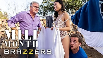 Horny Sexy (Lulu Chu) encontra o que ela precisa desesperadamente no Big Dick (de Kyle Mason) - Brazzers