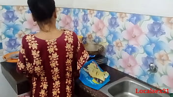 Desi Village Bhabi Sex na cozinha com o marido (Vídeo oficial de Localsex31)