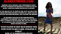 セクシーな青いドレスを着たステイシーブルームは、公共の場でお尻と肛門脱出で巨大なディルドを取ります