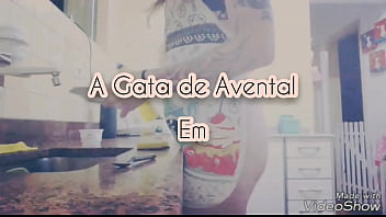 A Gata de Avental - washing dishes only in lingerie and apron