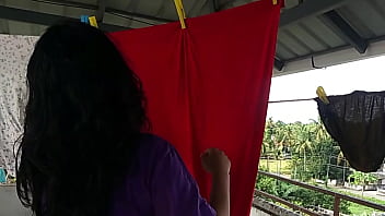 La belle-sœur, qui séchait des vêtements sur le balcon, a été séduite et baisée énormément ! desi porno en hindi