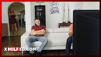 XMilfed.com ⏩ Ma belle-mère (Rachael Cavalli) et son beau-fils se moquent de leur mari en regardant la télévision