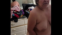 Meine Frau masturbiert mit einem großen Dildo