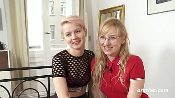 Die Blondine Vicky gibt Natalia ihre erste lesbische Bondage-Erfahrung