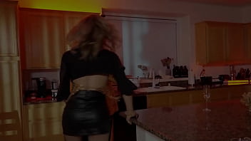 (Emma Rose) vede (Roman Todd) a una festa che agisce sui suoi impulsi lussuriosi mentre viene osservata - Trans Angels
