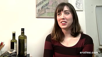 Amateurstudentin aus den USA masturbiert mit einem Dildo