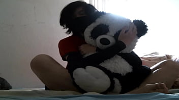 Twink Boy buckelt riesigen Teddybären
