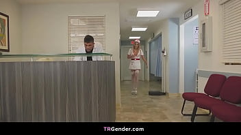 L'infermiera trans Kayleigh Coxx e il dottore fanno sesso
