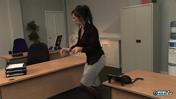 Секретарша-брюнетка трахается со своим возбужденным боссом в офисе