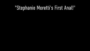 La bellezza spalancata Stephanie Moretti si fa sfondare il culo alla pecorina!