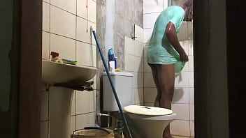 Junger Brasilianer duscht nackt
