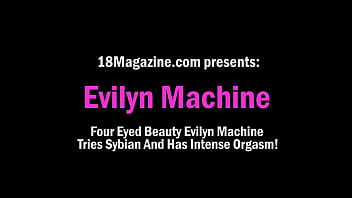 Four Eyed Beauty Evilyn Machine testa Sybian e tem orgasmo intenso!