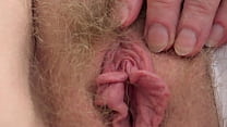 Figa matura e clitoride da vicino. Milf paffuta si masturba la fica pelosa. Feticcio domestico. ASMR.