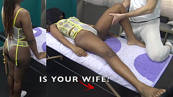 Ela é sua esposa? Antigo massagista jovem cliente em uma massagem erótica negra sexy com loção