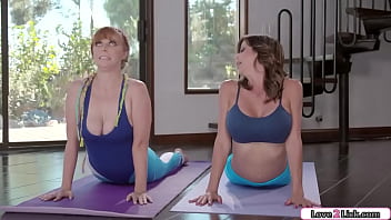 Love2Lick.com - Des milfs de yoga se font sodomiser par une fille en ébène