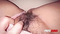 パンティーのインドのデジ姪は彼女の毛むくじゃらの猫と巨乳を示しています|自家製インドのポルノXXXビデオ