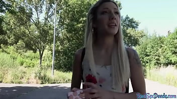Giovane donna tatuata in gola profonda in POV si fa scopare all'aperto per soldi