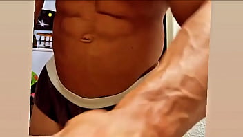 Macho bodybuilder maludo de pau marcando na cueca se mostrando se
