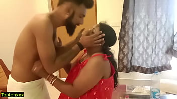 Indian hot milf bhabhi sendo fodido pelo vizinho! Sexo de pênis pequeno