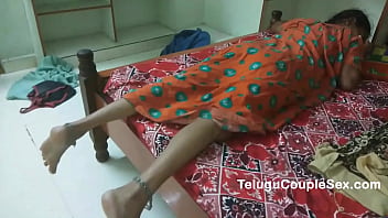 Casal Telugu fazendo sexo indiano quente da meia-noite com Desi Village Bhabhi em hindi completo