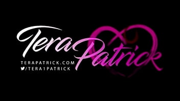 L'actrice aux gros seins Tera Patrick se fait bien baiser dans sa loge!