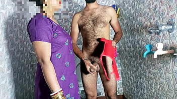 Madrastra atrapada sacudiendo la polla en sujetador-bragas en el baño y luego le lamieron el coño - Porno en clara voz hindi