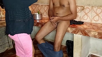 La cameriera ha detto signore, prima per cucinare il cibo e poi per scoparlo bene - Porn in Hindi Voice