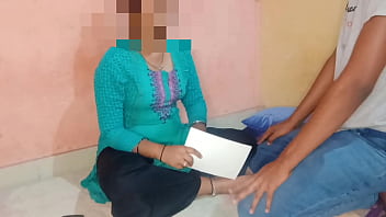 Indische Stiefmutter hat seine schlechten Ergebnisse mit klarem Hinterton gefickt