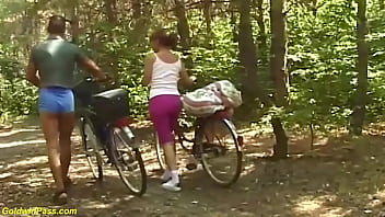passeio de bicicleta real com vovó de 72 anos